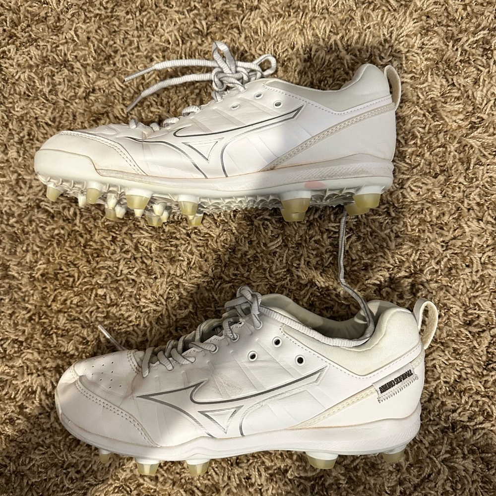 Mizuno White Baseball Cleats